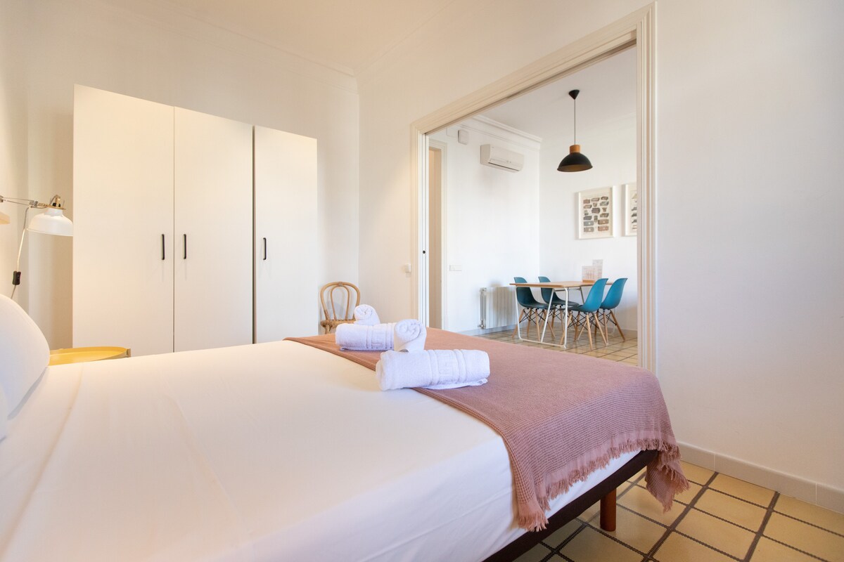 Dhomë gjumi me tekstile të buta dhe atmosferë të qetë. E përkryer për një pushim pas një dite plot përvoja të paharrueshme të ofruara nga qyteti i Barcelonës.