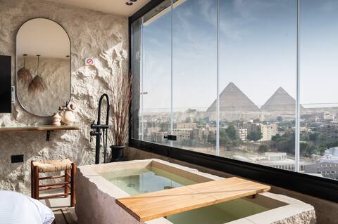 The 2 BDR Pyramids Vista w/ Bathtub
