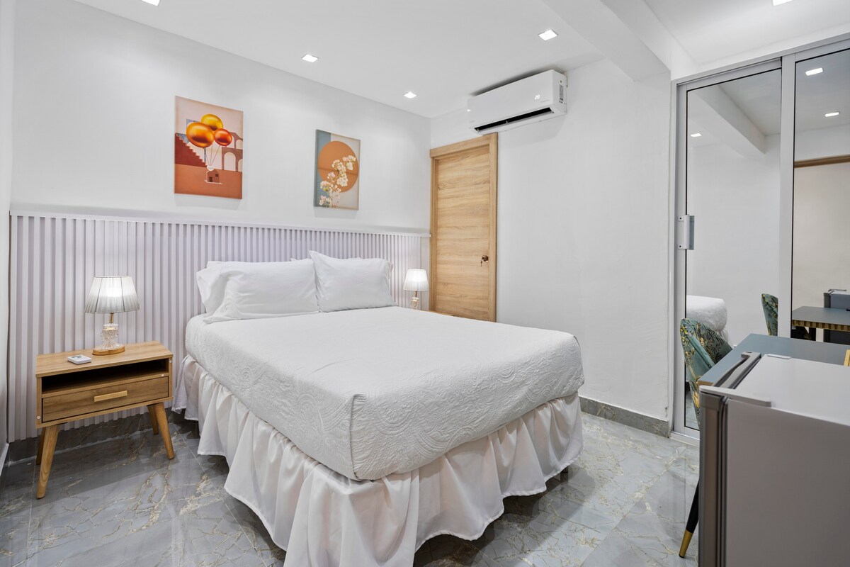 Ontdek het comfort van het Hotel Vista Caribe in Azua. Kamer voor 2 personen, uitgerust met airconditioning, moderne inrichting en gezellige sfeer. Ideaal om te ontspannen of te werken. Boek nu. 