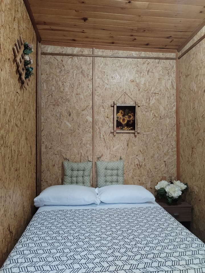 Una habitación acogedora para dos personas.