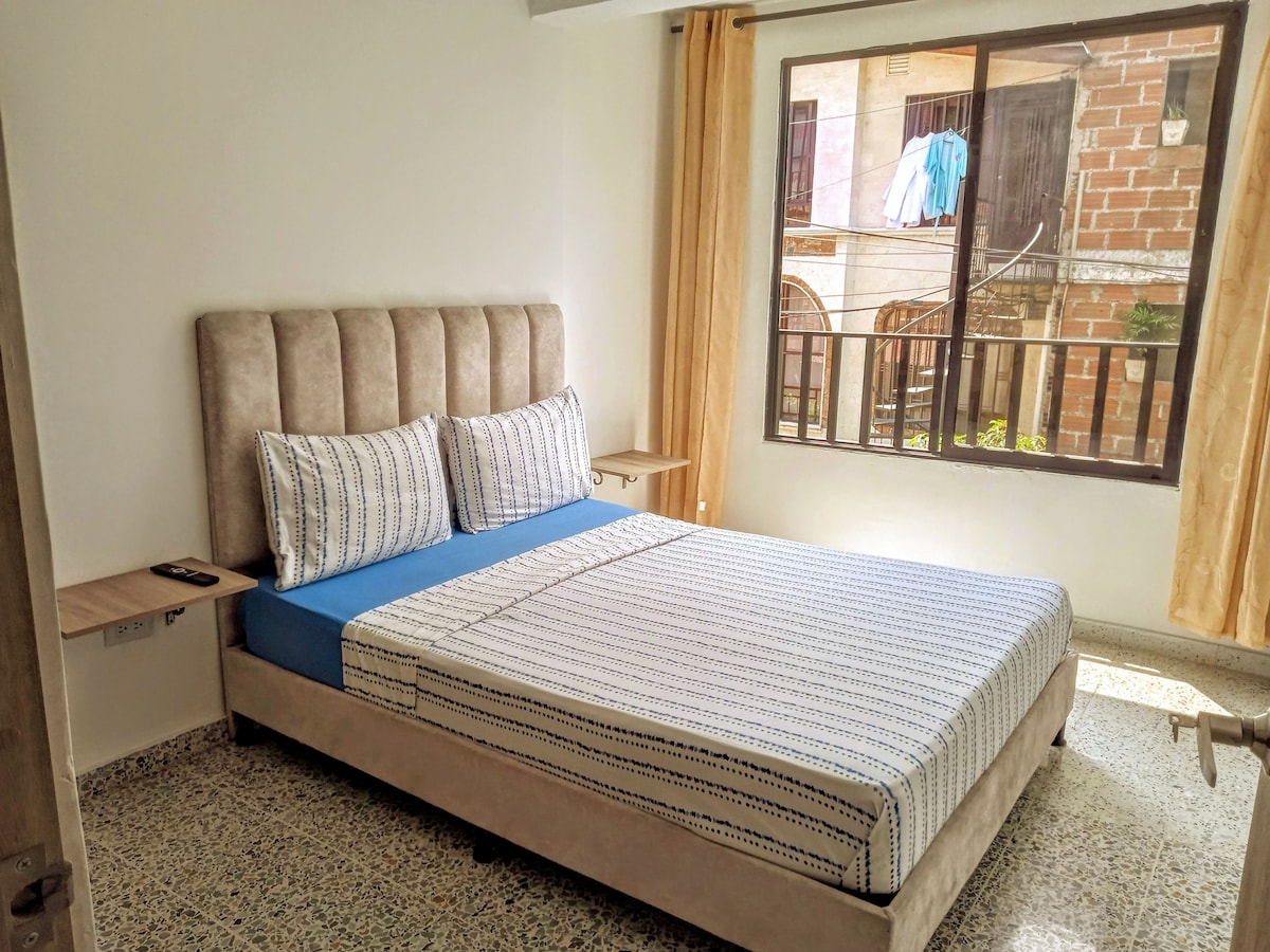 เตียงคู่ที่กว้างขวางและสะดวกสบายพร้อมเครื่องนอนสดชื่นและพร้อมสำหรับการพักผ่อนของคุณ