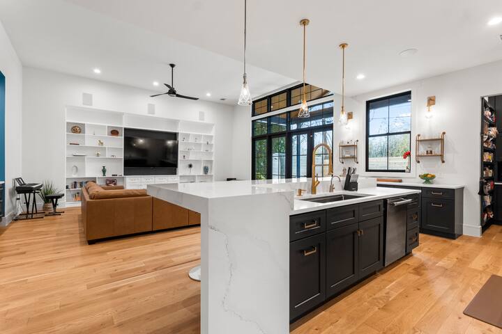 6 Bedroom East Downtown House with Pool gallery image 5