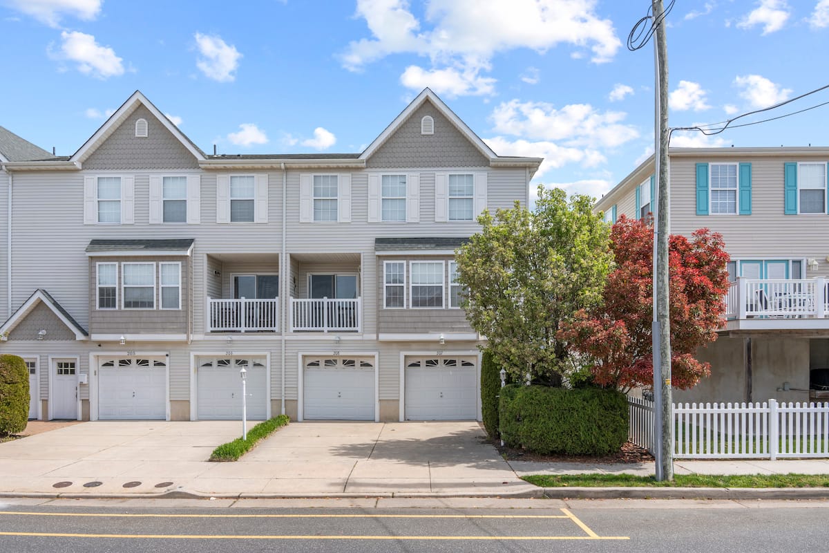 4BR · 2.5 Blocks to Beach · Balcony photo 1