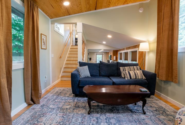 Sebule iliyo na sofa ya kulalia.