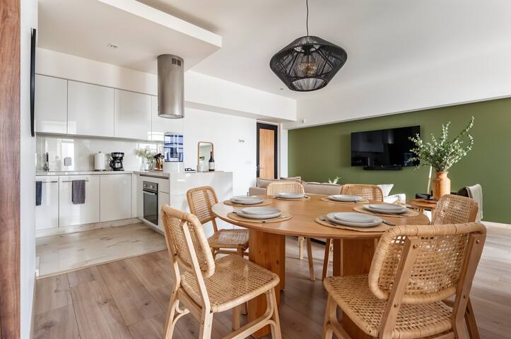 (Top 5%) Condesa Gem: AC, Pool, Gym & Views gallery image 5