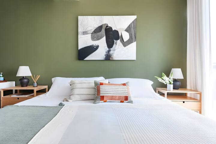 (Top 5%) Condesa Gem: AC, Pool, Gym & Views gallery image 3