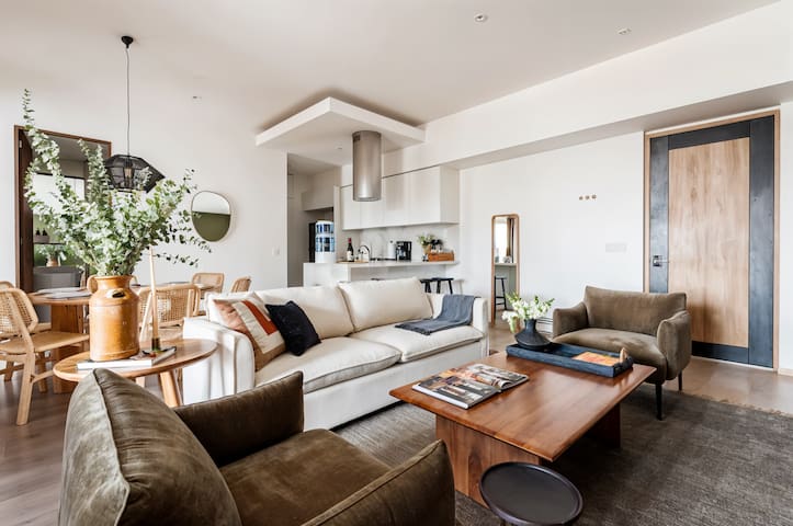 (Top 5%) Condesa Gem: AC, Pool, Gym & Views