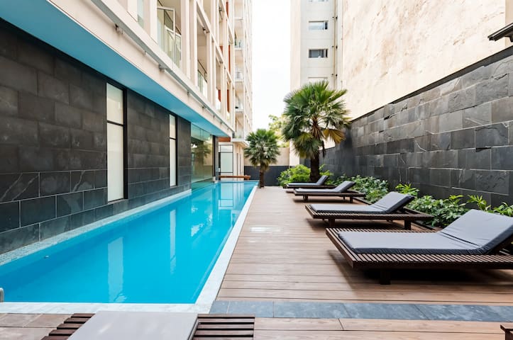 (Top 5%) Condesa Gem: AC, Pool, Gym & Views gallery image 2