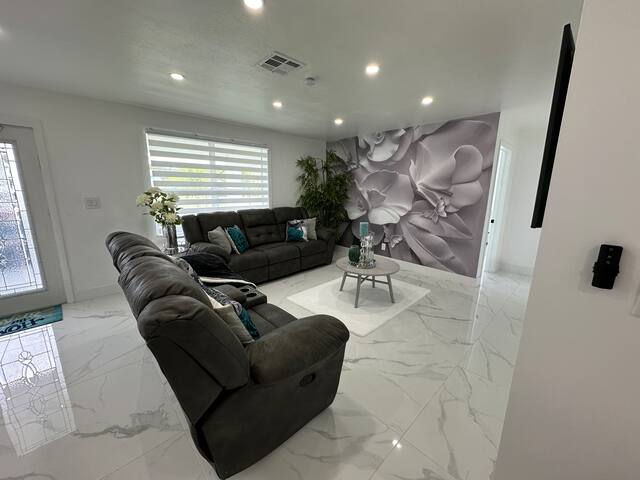 NEW Tropical Haven – Near Hard Rock & FLL Airport gallery image 2