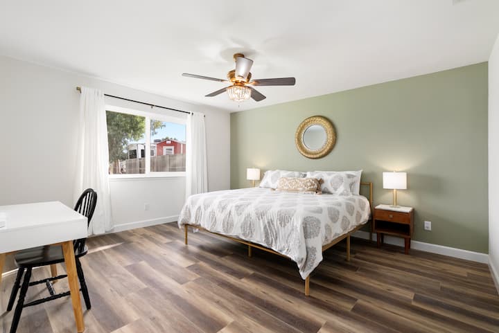 Dhoma kryesore e gjumit #2 me hapësirë pune, krevat dopio "king"