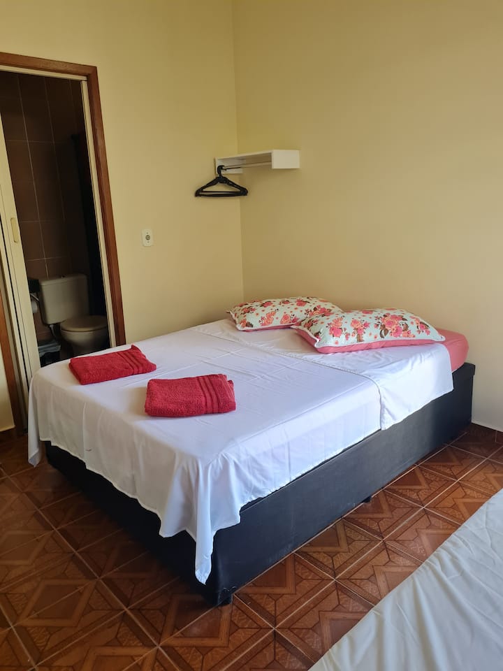 เตียงใหญ่มีเตียงและผ้าปูที่นอนสำหรับอาบน้ำให้บริการ