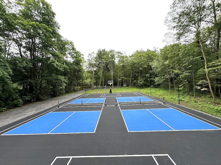 OMG! 2 Pickleball *3 Houses* Pool* Hot Tub+9 Acres