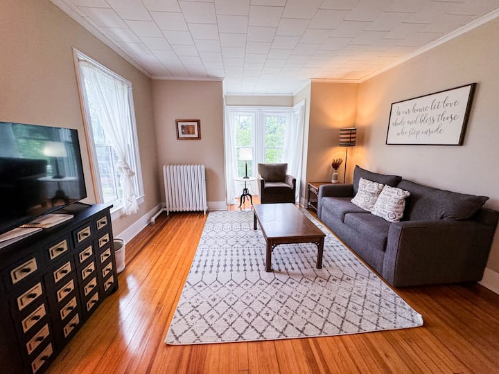 Historic Downtown Oswego 3 Bdrm Apt. Near It All! - Oswego, NY