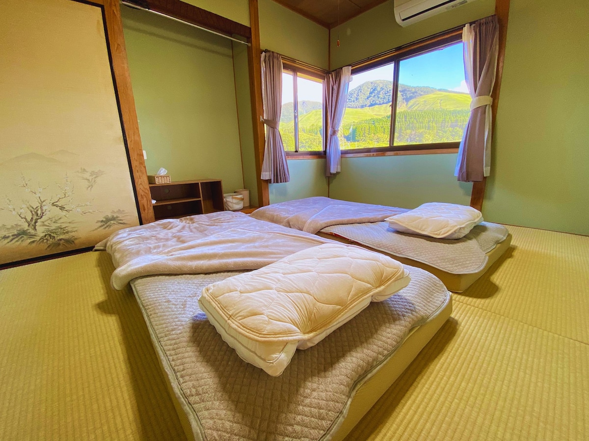 ゲスト専用の寝室です。ゲスト専用リビングに隣接した和室です。和室には3組布団を敷くことができます。和室以外にも、リビングにお布団を3組敷くこともできるので、グループでお泊まりも大丈夫です！