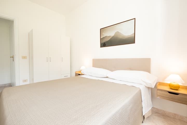 Camera matrimoniale con letto 1 piazza e mezzo francese e vista sul giardino riservato e monte epomeo. Dotata di tv, armadio con grucce appendiabiti,  cassetti e comodini 