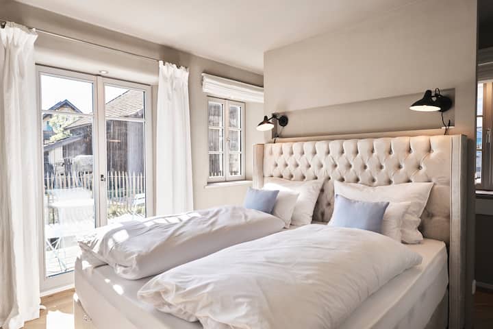 Das Doppelzimmer mit Kingsizeboxspringbett (1,80x2,00m) verfügt über zwei kleine Garderoben mit Kleiderstange und Kommode, ein eigenes Duschbad mit Natursteindusche und Regenduschkopf. Außerdem hat es eine eigene kleine möblierte Terrasse.