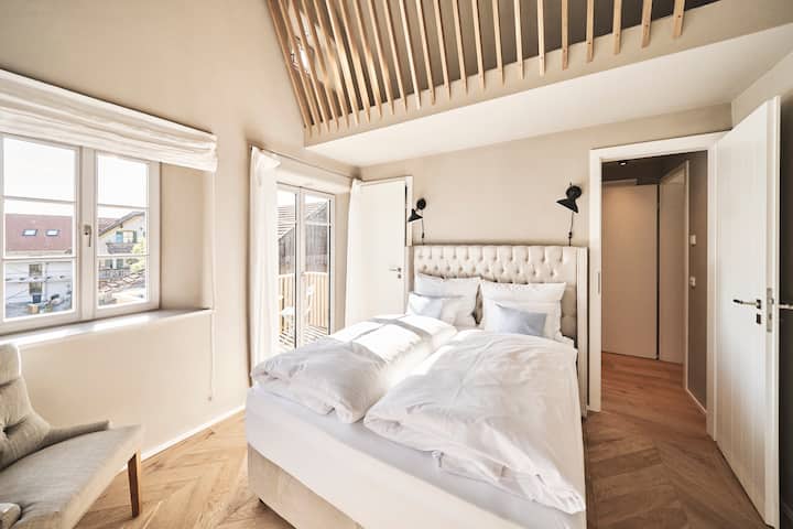 Das DZ im OG mit eigenem Bad kann auch als Familienzimmer genutzt werden, weil es über ein Hochbett (Liegefläche 1,60mx2,00m) mit Stiege verfügt.