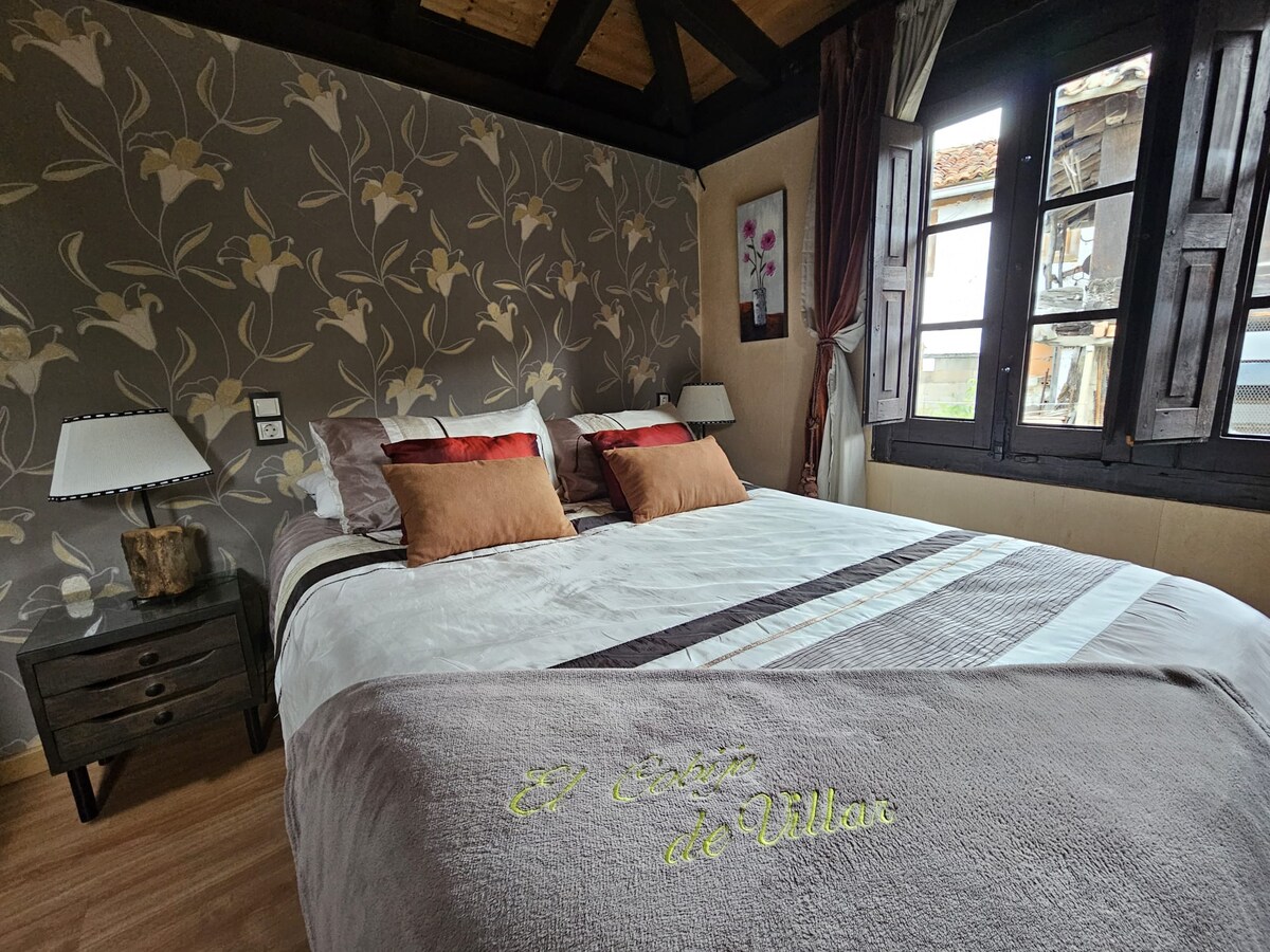 غرفة النوم الرئيسية في كوخ "إل كوبيجو دي فيلار" في فيلار دي بينيريس، أستورياس.
أفضل أماكن الإقامة لعيد الميلاد والسنة الجديدة وموسم الثلج والتزلج. # casarural# asturias # sppaña # skiasasturias#pistadeski  #snow #magic