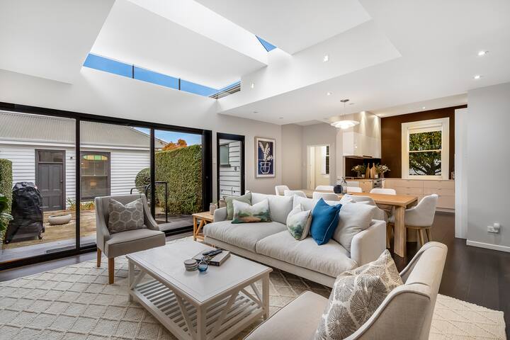 Modern Home in Heart of Sandy Bay gallery image 2