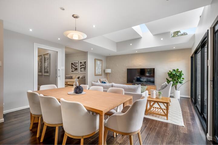 Modern Home in Heart of Sandy Bay gallery image 3