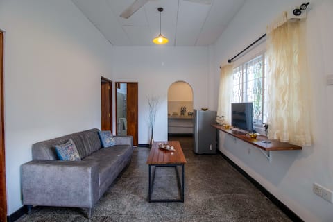 Cute 2Bed Upstair Home~AC+Balcony+Garden+Parking