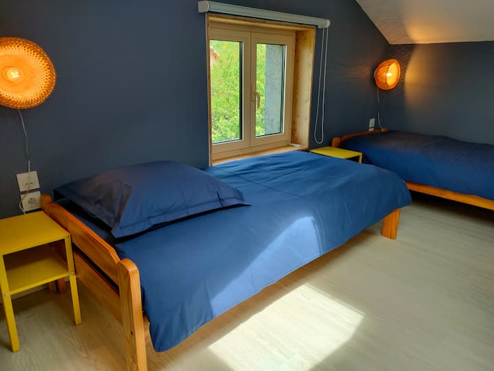 3 lits en 90cm composent cette chambre sous combles qui dispose d'un velux et d'une fenêtre 