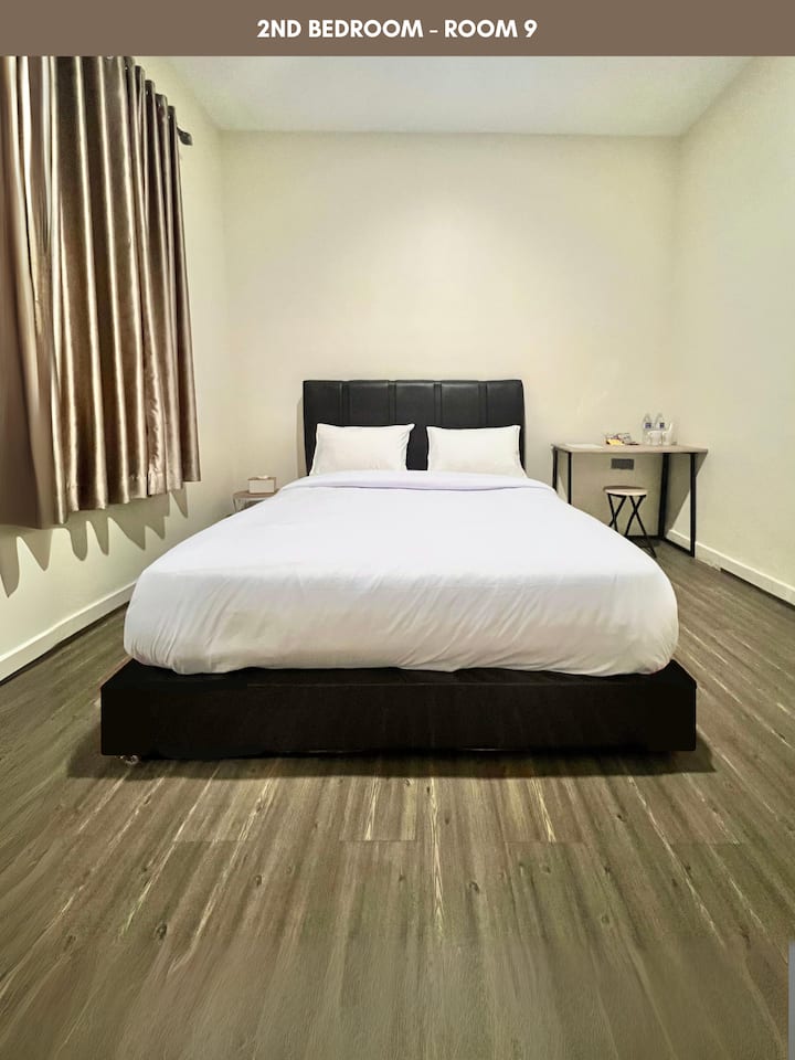 Vaša druhá spálňa (izba 9) s pohodlnou manželskou posteľou.