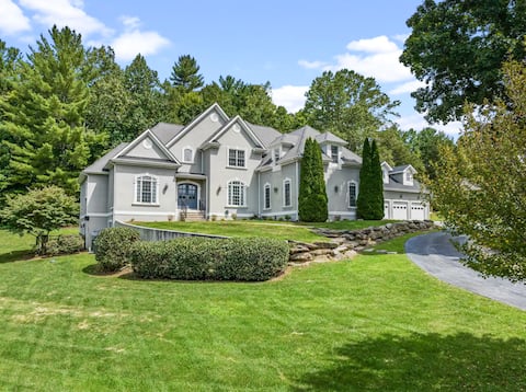 Lush Palace: Pool*Spa*Pklball*Fire Pit*Sleeps 26!