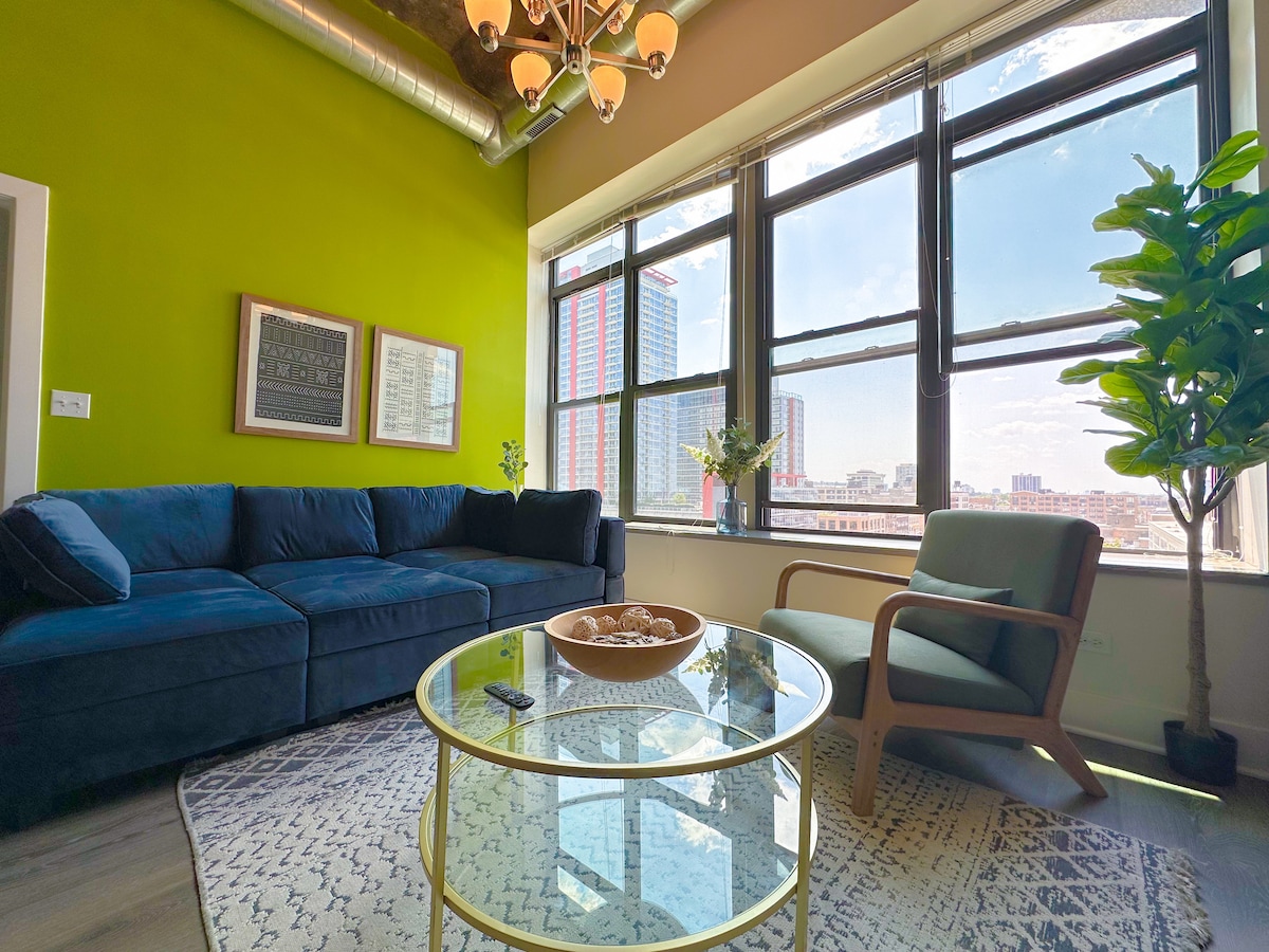 Sebule kubwa yenye mwanga mwingi wa asili na madirisha makubwa.