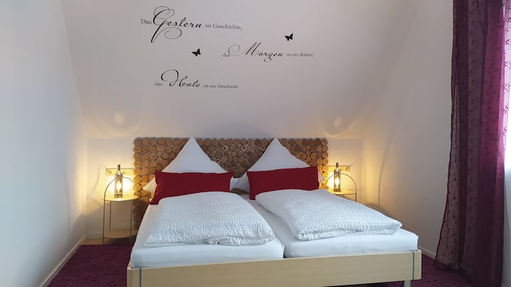 Chumba cha kwanza cha kulala chenye kitanda mara mbili mita 2 x 1.80