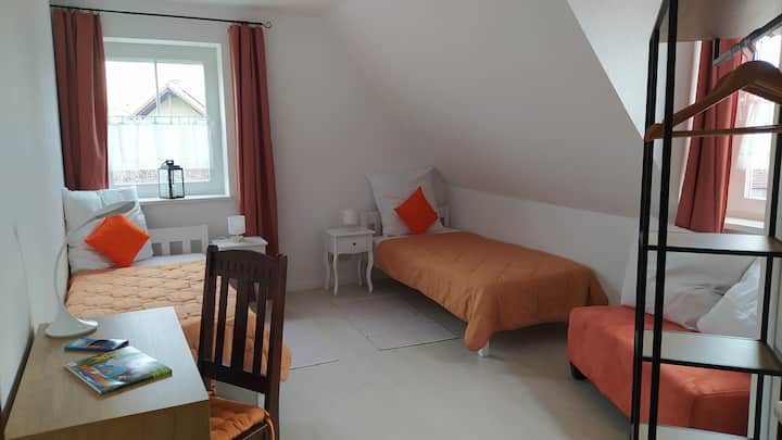 Chumba cha 2 cha kulala chenye vitanda 2 vya mtu mmoja mita 2 x 0.90 na sehemu ya kufanyia kazi