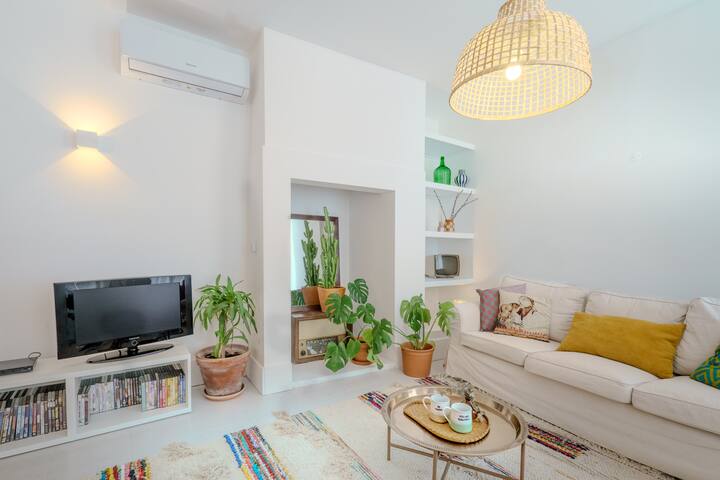 Sunny & Charming Oeiras Historical Center House