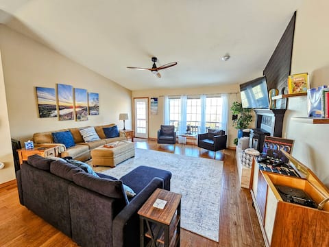 Top Airbnb: Holiday Haven On The Island - 6 Seater Golf Cart! in Holiday Island
