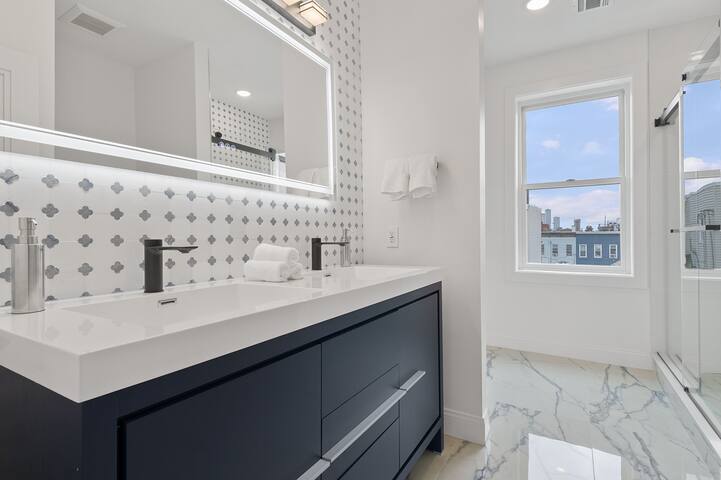Huge 3BR 3.5BA Duplex w/Rooftop & NYC Views gallery image 3