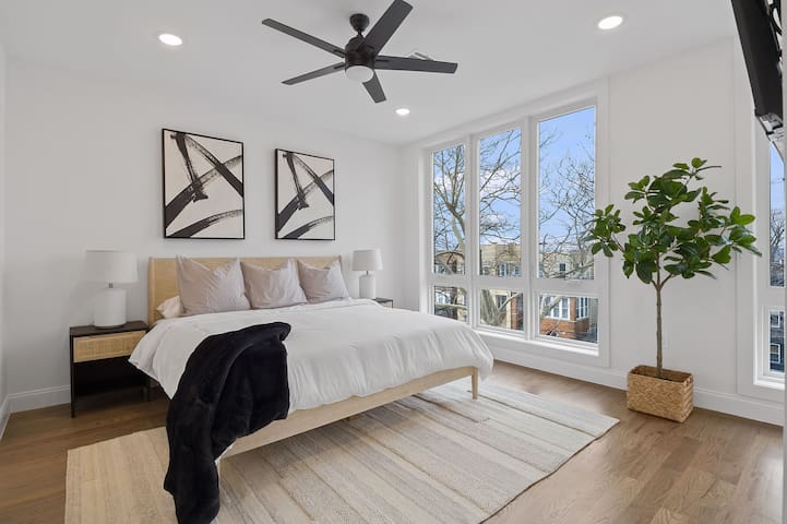 Huge 3BR 3.5BA Duplex w/Rooftop & NYC Views gallery image 2