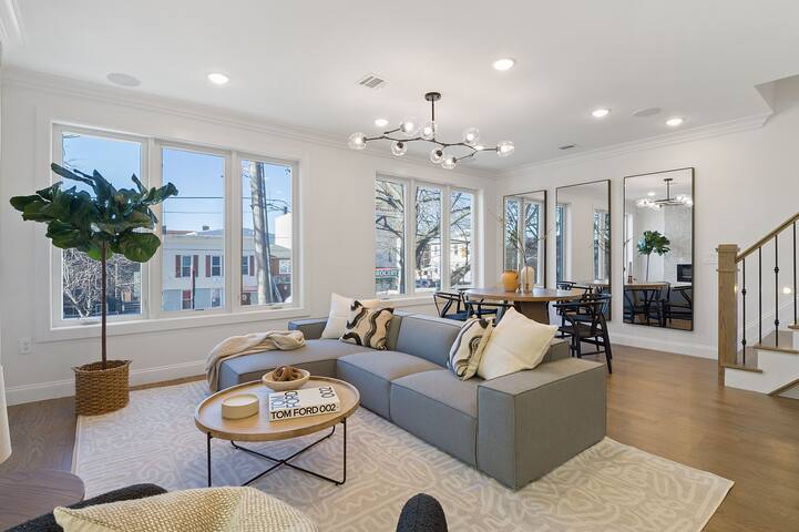 Huge 3BR 3.5BA Duplex w/Rooftop & NYC Views gallery image 4