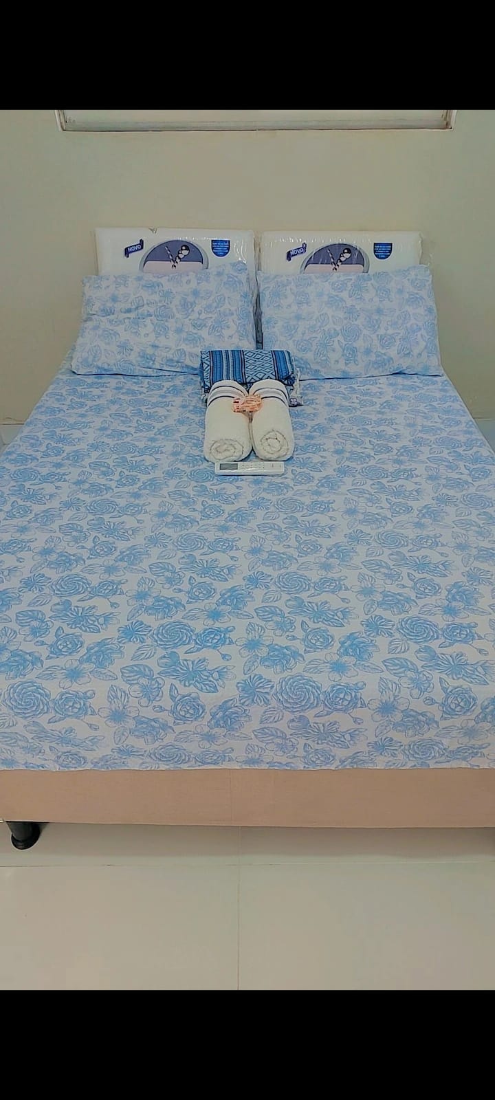 Chambre double avec un lit double, climatisation, panneau avec smart TV 32", serviette de bain, savon et linge de maison.