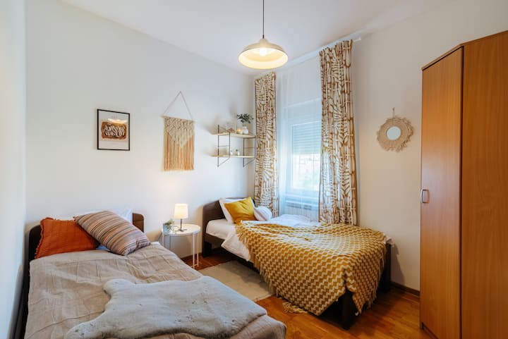 [Spálňa] Zatemňovacie závesy vytvárajú útulné prostredie na relaxáciu.
