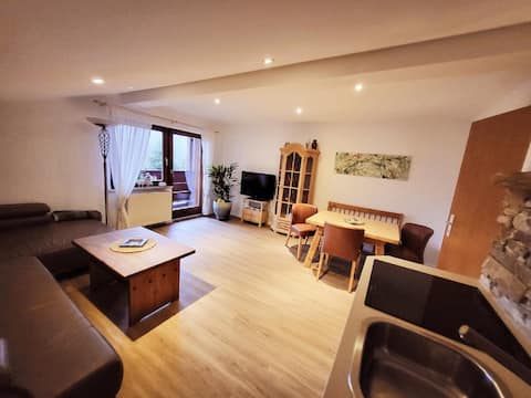 FeWo Goldfasan with exotic animals (Lam)