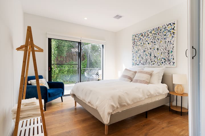 Ďalšia prízemná spálňa s manželskou posteľou Queen a samostatným vchodom do vonkajšej záhrady. Nemá vlastnú kúpeľňu, ktorá je prístupná na prvom poschodí. 