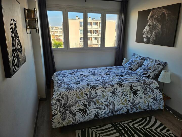 Spavaća soba opremljena je krevetom dimenzija 140X200 i velikim ormarom, a zavjese su zamračene.