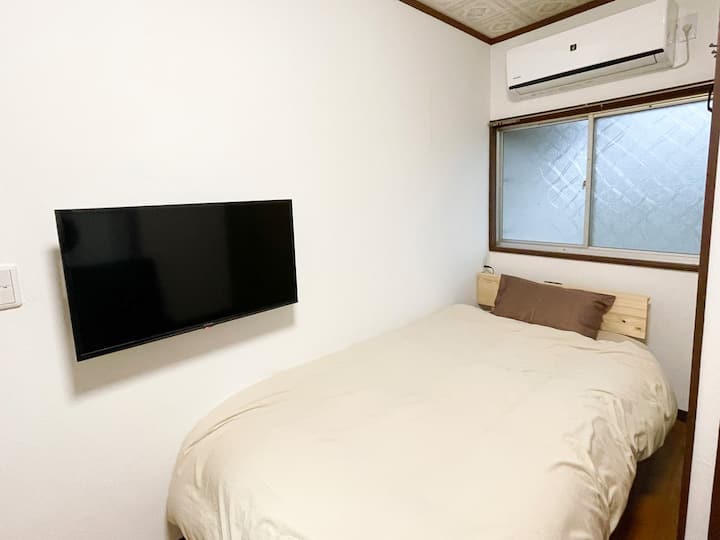 ・【101・寝室】ベッドのそばにはテレビのご用意。ベッドの上でテレビを見ながらごろごろできます