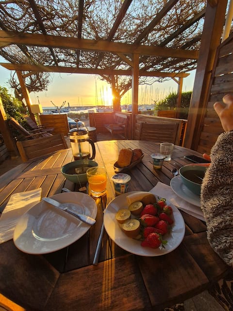 La Marine, 30 m from the beach, view of the marina