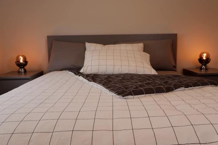 Bračni krevet (160x200). Klima-uređaj. Posteljina. Ostava za odjeću. Dodatni jastuci i deke. Vješalice. Grijanje.