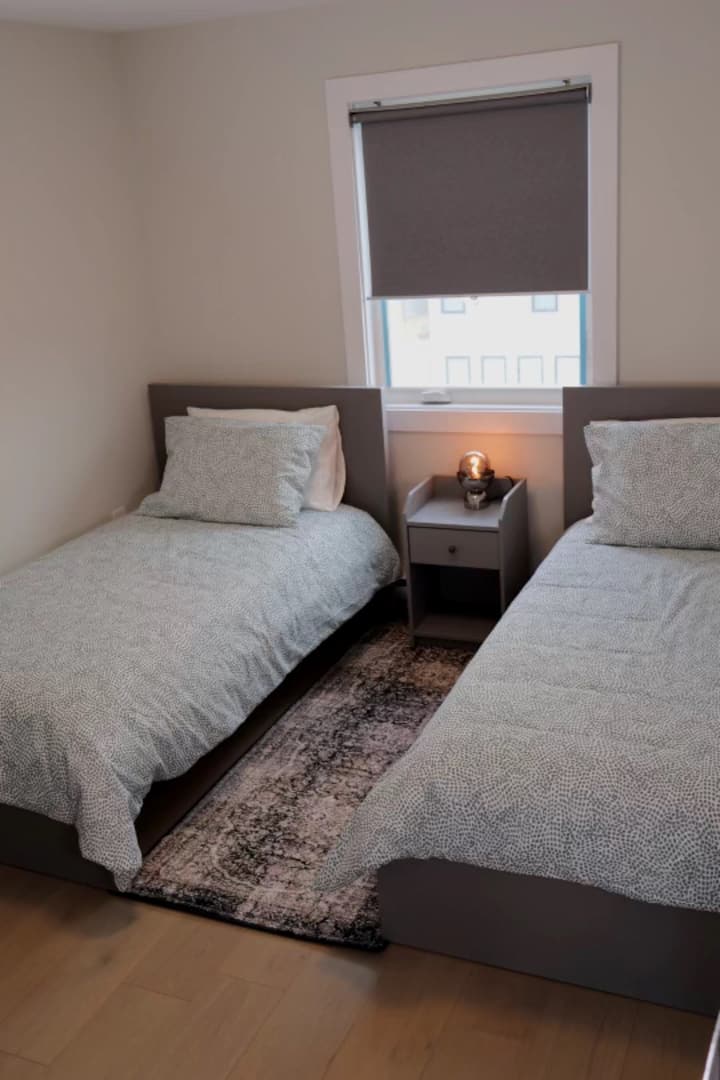 2 jednostruka kreveta. Klima-uređaj. Posteljina. Ostava za odjeću. Dodatni jastuci i deke. Vješalice. Grijanje.