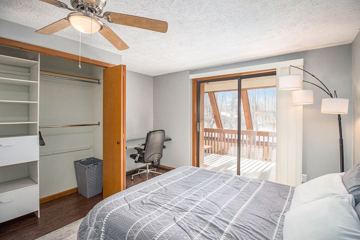 Cuando el servicio llame, coloca tu espacio de trabajo en este escritorio escondido en un rincón sereno. 