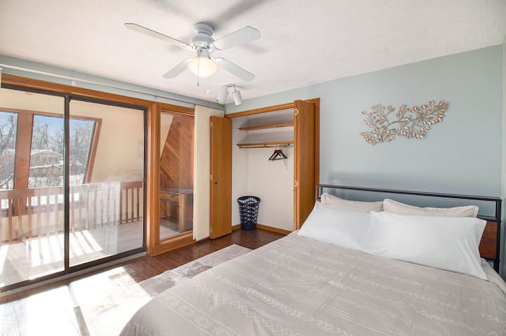 Enciende las relajantes luces azules que se encuentran a lo largo de la cama mientras exploras lo que el televisor inteligente tiene para ofrecer.