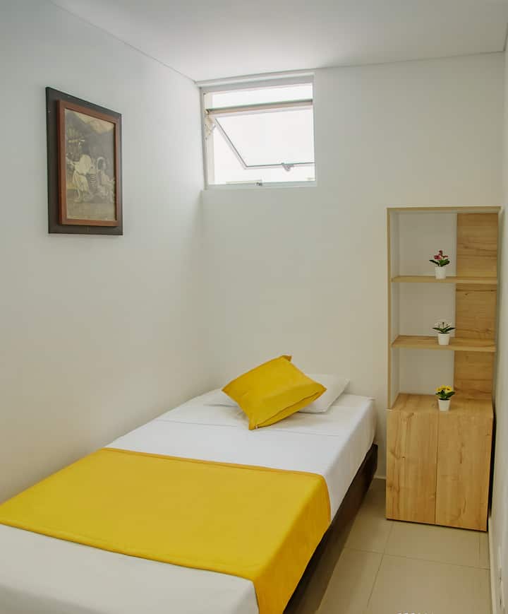 Esta habitación está unida con la sala y no tiene una puerta que la divida/ห้องนี้เชื่อมต่อกับห้องนั่งเล่นและไม่มีประตูที่แบ่งห้อง