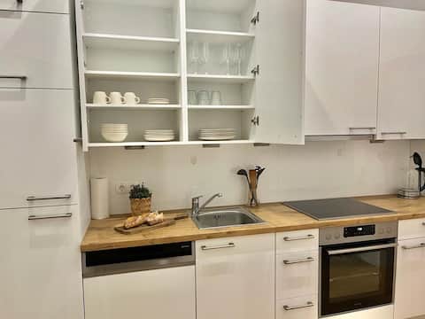 Top Airbnb: Central apartment with balcony in Margareten