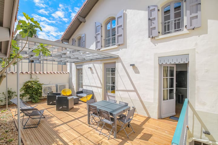 Townhouse 8p, A/C, Spa & Garden, Parking, Lyon 3